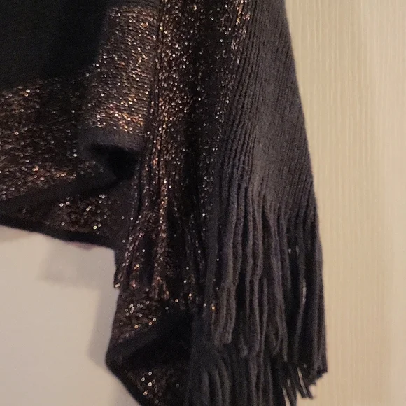 Sweater/Poncho - Picture 2 of 3